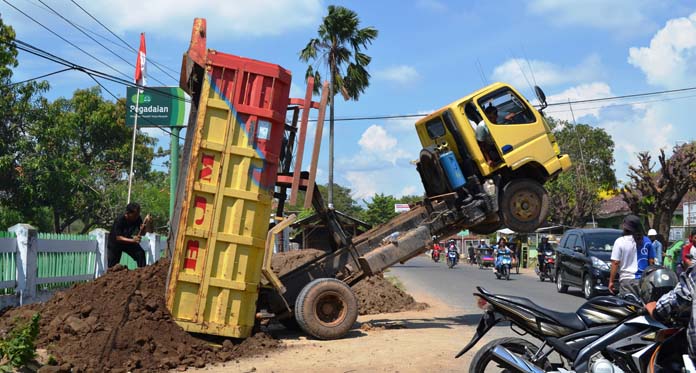 Pintu Bak Macet, Sopir Melayang Bikin Panik