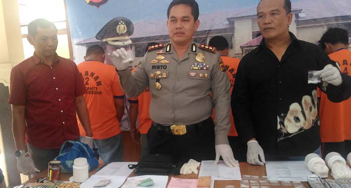 Dikepung Polisi, 2 Pengguna Sabu Nyerah saat Transaksi