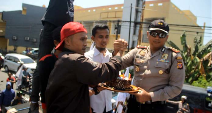 Terobos Massa Buruh, Kapolres Ciko Beri Kue Tart