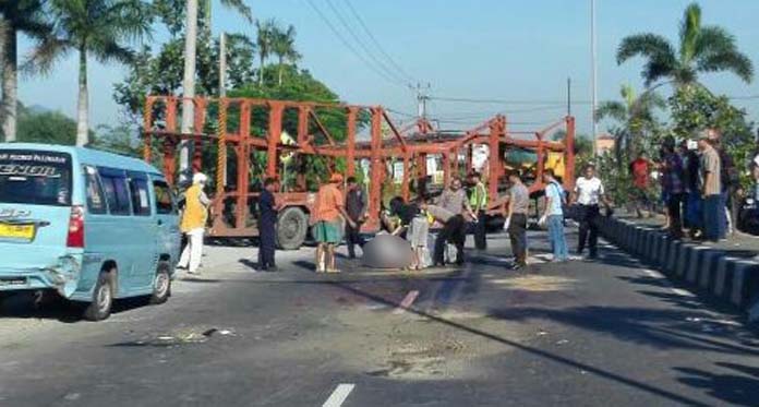 Pemotor  Bersenggolan, 1 Tewas Tergilas Truk, 1 Luka-luka