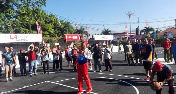 Usai Resmikan Lapangan Pujasera, Bupati Sutrisno Main Basket