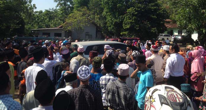 Rindu Keluarga Cibogo, Mbah Fanani Lanjutkan Bertapa di Dieng