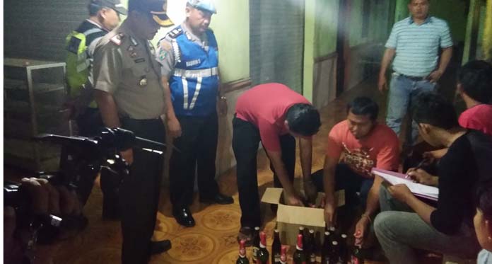 Polisi Geledah Puluhan Warem, Sita Ratusan Botol Miras