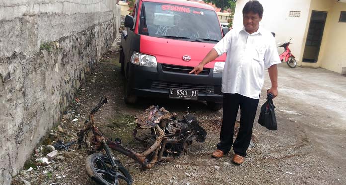 Kepergok Hendak Curi Kambing,  Maling Dimassa, Motornya Hangus Dibakar Warga