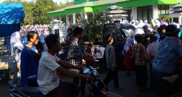 Operasi Pasar Murah Sembako Diserbu Warga