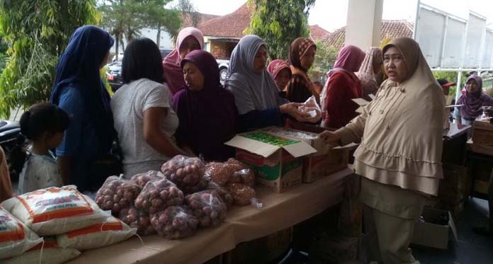 Sehari Tiga Lokasi, Pasar Murah Pemda Kuningan Diserbu Warga