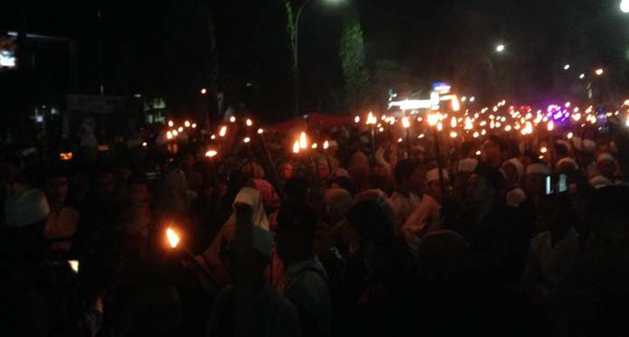 Ribuan Warga Tumpah Ruah Ramaikan Pawai Obor Kota Wali