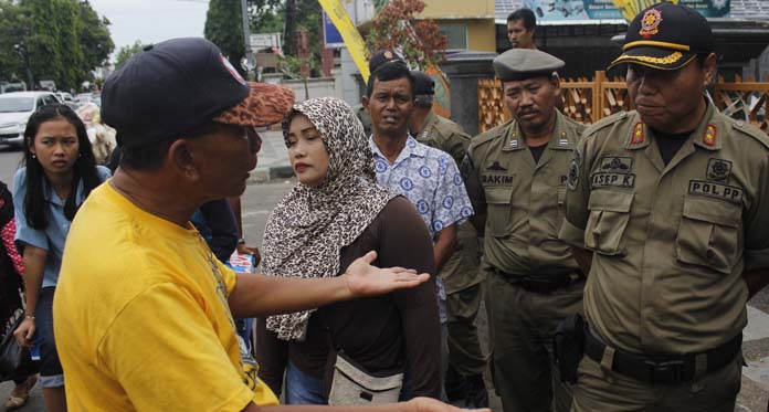 Dilarang Berjualan, PKL Jalan Kartini Protes Satpol PP