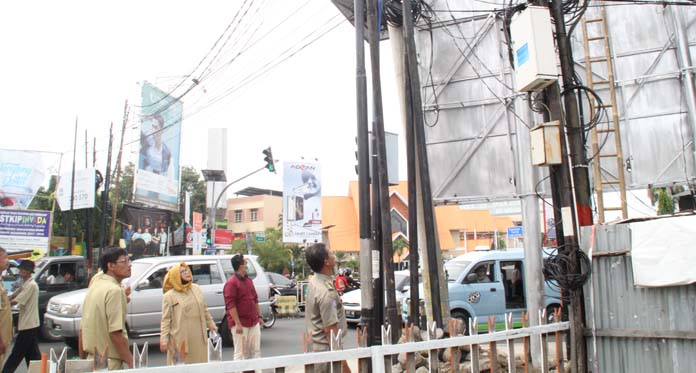 Reklame Gunungsari Membahayakan, Izin Belum Keluar Sudah Dibangun