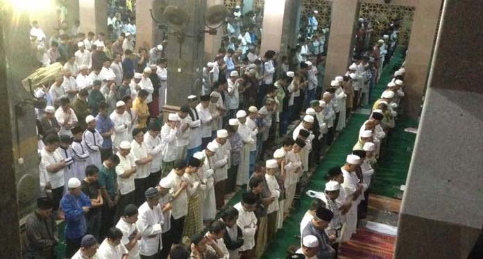 Salat Tarawih Perdana, Walikota Azis Ajak Perbanyak Amal Kebaikan