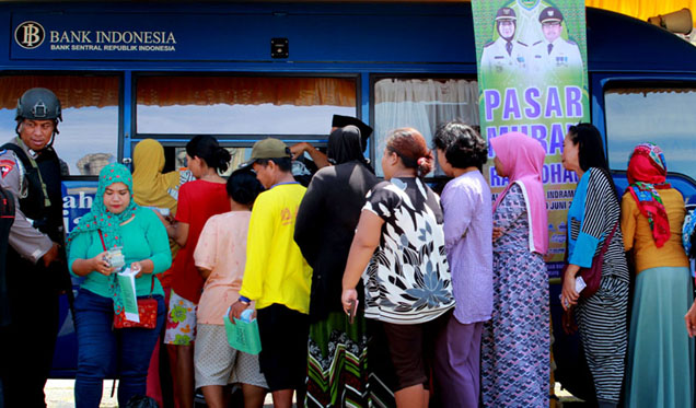 Warga Rela Antre Tukar Uang Baru