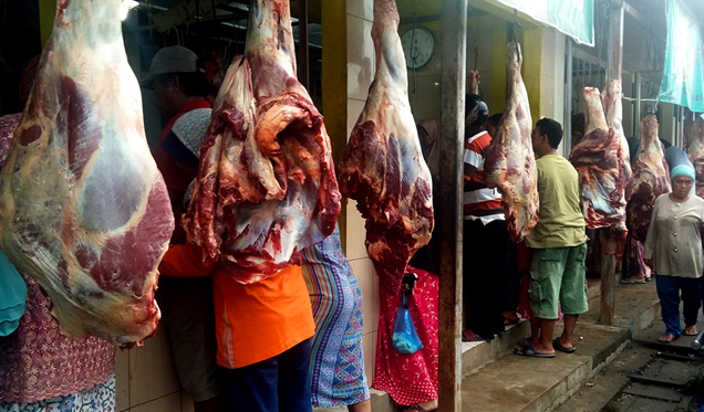 Pedagang Daging Diserbu Pembeli