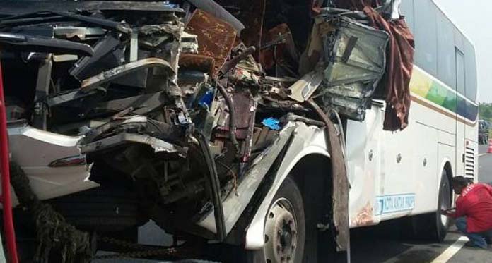 Bus vs Tronton di Tol Cipali, 2 Meninggal, 3 Luka-Luka