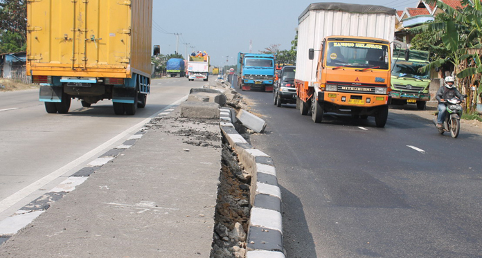 Waspada, Median Jalan Pantura Ambrol