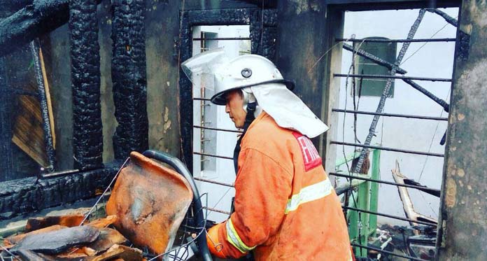 Lupa Tinggalkan Tungku Menyala, Rumah Loteng Hangus Terbakar