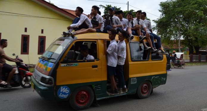 Berbahaya, Kebiasaan Nekat Siswa Naik di Atap Angkot