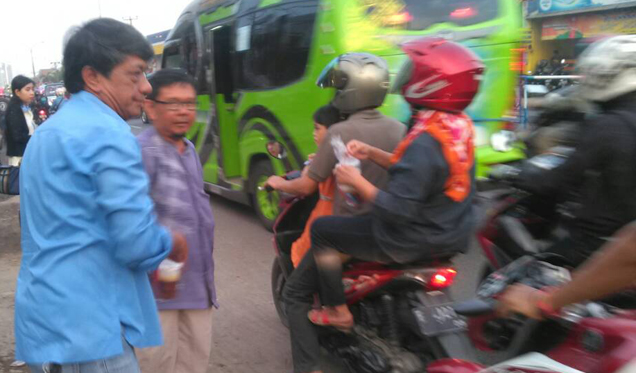 DPD PAN Kabupaten Cirebon Berbagi Ratusan Takjil ke Pemudik