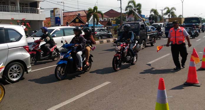 H-4 Lebaran, Pemotor Mulai Padati Jalan Pantura Cirebon