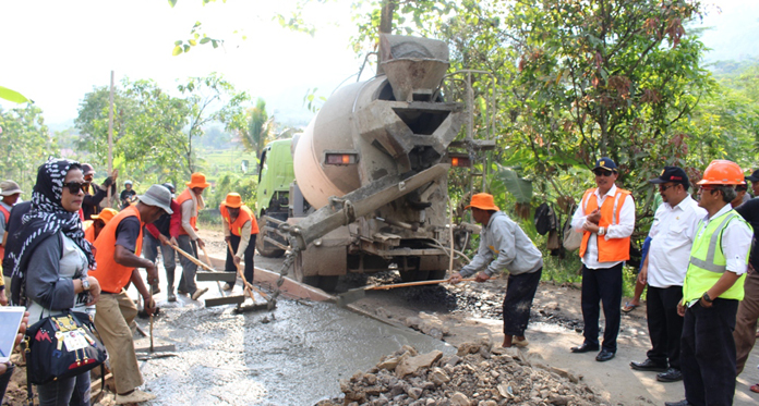 Jelang Arus Mudik, PUPR Kuningan Cor Jalan