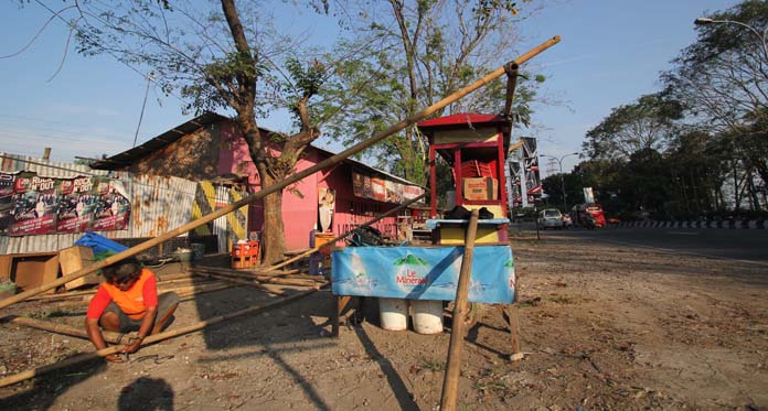 Jelang Arus Mudik Lebaran, Tenda-Tenda PKL Bermunculan di Jalur Pantura