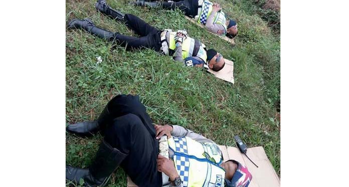 Polisi Juga Manusia, Kelelahan Tidur di Pinggir Tol