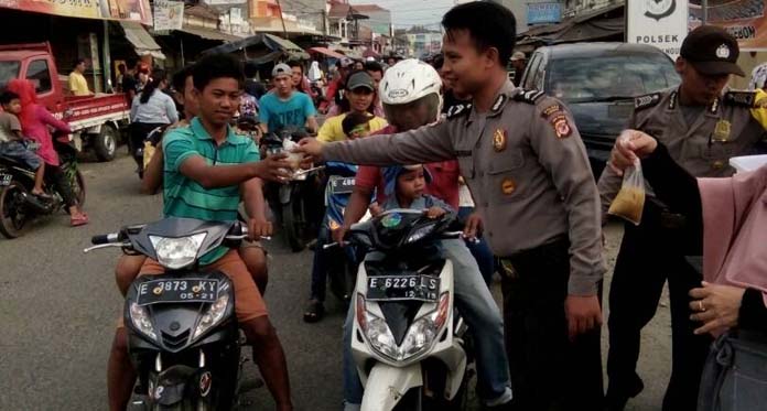 Aksi Peduli Polsek Arjawinangun, Bagikan Takjil kepada Warga