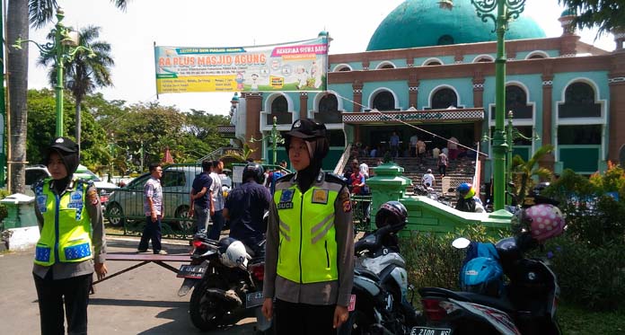 Jaga Kenyamanan Jemaah Salat Jumat, Polwan Polres Cirebon Berjaga