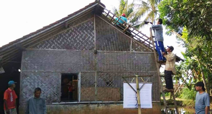 Karang Taruna Muncangela Bedah Rumah Warga Tak Mampu