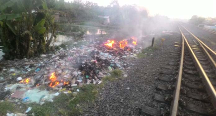 Sampah Bahayakan Perjalanan Kereta Api