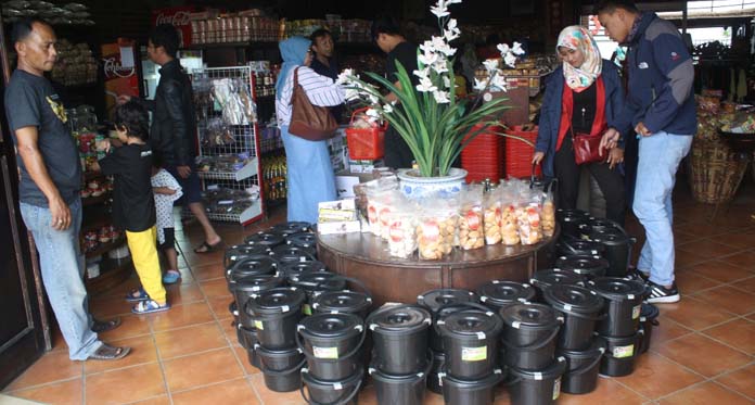 Toko Oleh-Oleh Laris Manis Dibanjiri Pemudik