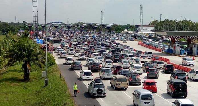 Kendaraan Arus Balik lewat Tol Cipali Terus Merayap Padat