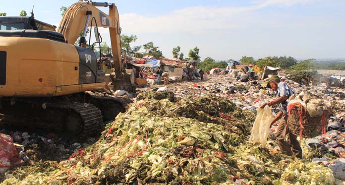 Backhoe Rusak, Volume Sampah Meninggi, Petugas TPA Kopi Luhur Kewalahan