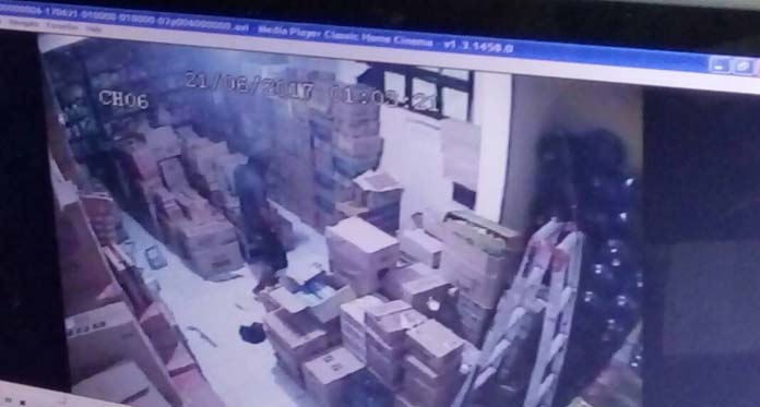 Maling Jebol Atap Alfamart Terekam CCTV