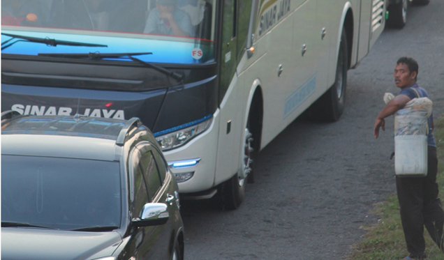 Manfaatkan Cipali Macet, Warga Berjualan di Tol