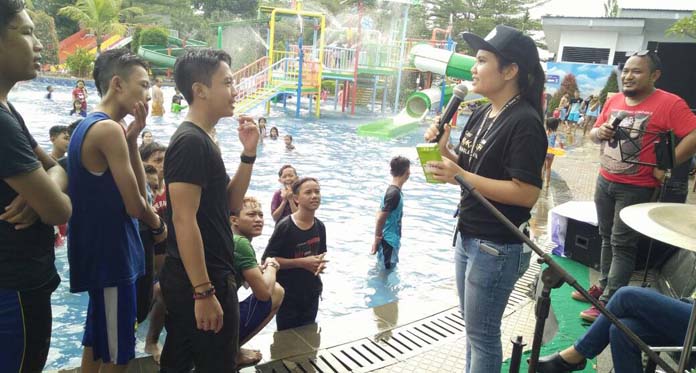 Band Sinergy Tampil Menghibur Pengunjung Sangkan Aqua Park