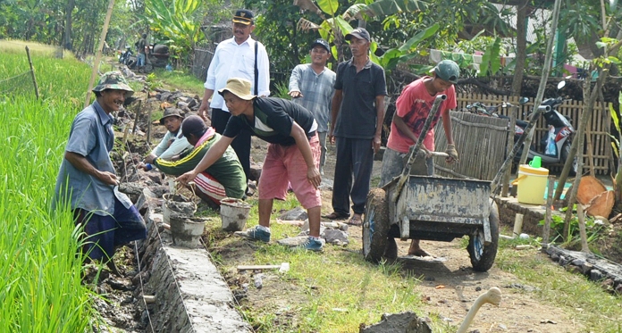 Pemdes Malangsari Bangun Tembok Penahan Tanah