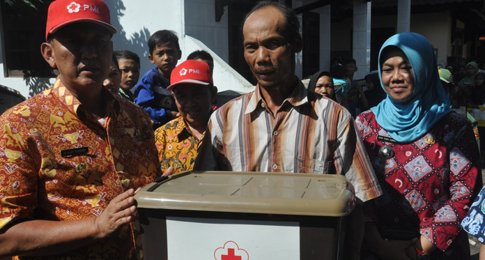 Perbaiki Kabel Harus oleh Ahlinya, Bupati Beri Bantuan Korban Kebakaran di Cikubangsari