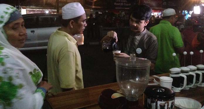Baraja Coffee Suguhkan Kopi Gratis bagi Jamaah Salat Tarawih