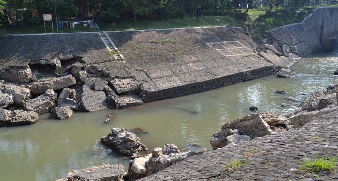 Sudah Difoto Orang Dinas, Bendung Batu Lintang Masih Ambruk