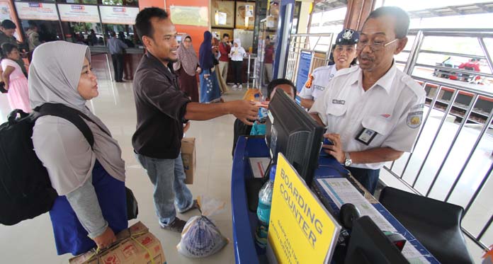 H+4 Lebaran, Ribuan Penumpang Padati Stasiun Kereta Api