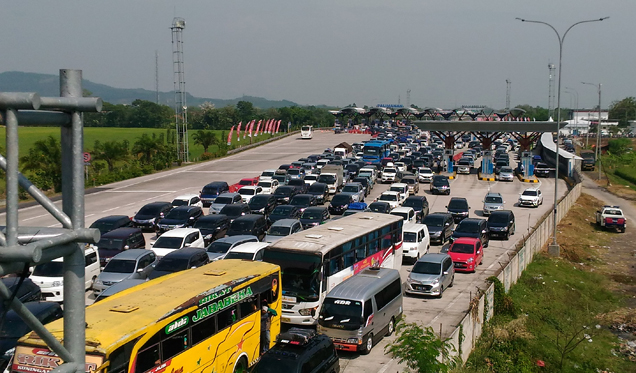 Gerbang Tol Palimanan Padat, Jakarta-Cirebon 6 Jam