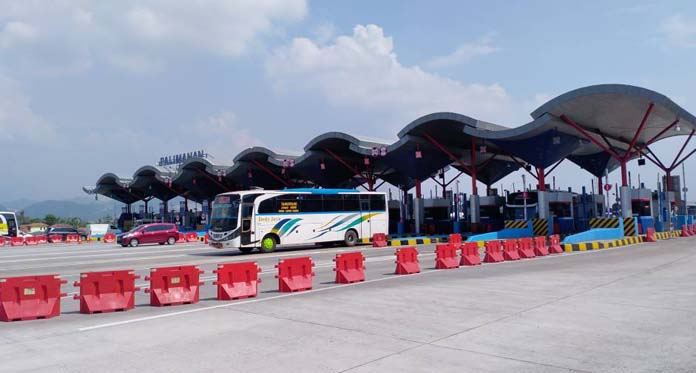 Gerbang Tol Paliman Dipadati Pemudik saat Dini Hari hingga Pagi