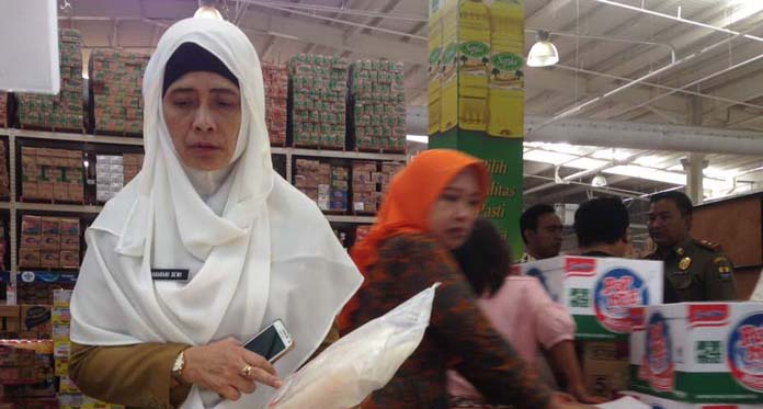 Sambangi Supermarket, DP2KP Temukan Daging Ayam Busuk 
