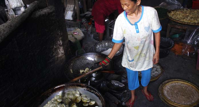 Jelang Lebaran, Pesanan Gemblong Naik 3 Kali Lipat