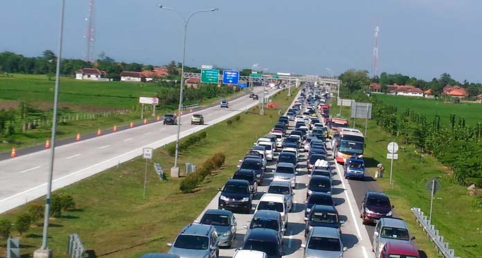 H+4 Lebaran, Kendaraan di Gerbang Tol Palimanan Menuju Jakarta Macet 3 Kilometer