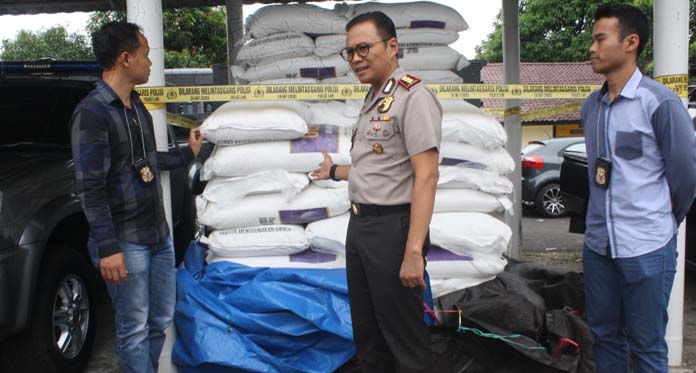 Polisi Bongkar Gudang Gula Ilegal Senilai Rp 200 Juta