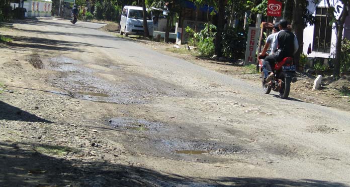 Duh, Jalan Menuju Kampung Bupati Bergelombang dan Penuh Lubang