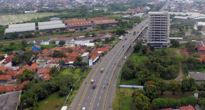 Masih Ada Lubang dan Tambalan Tak Rata di Jalur Mudik Pantura Kota Cirebon