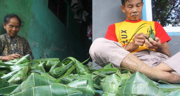 Jelang Lebaran, Warga Karangmangu Mengais Rupiah dari Daun Kelapa