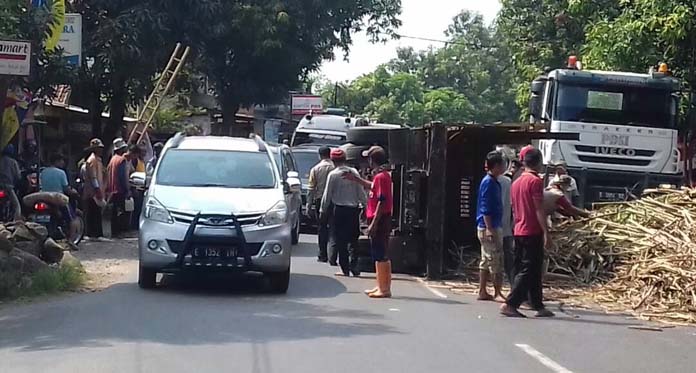 Truk Pengangkut Tebu Terguling, Lalu Lintas Cirebon-Bandung Tersendat